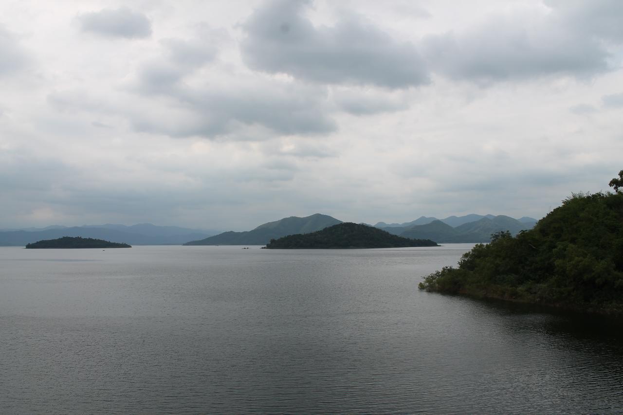 Kaengkachan Lake Hill Ban Song Phi Nong  Экстерьер фото